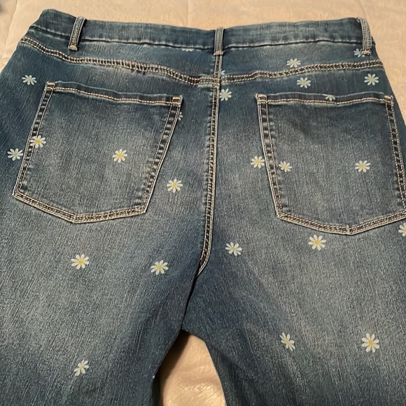 Daisy covered ankle jean's. Juniors size 17 and great for the spring. Never worn - Picture 2 of 2
